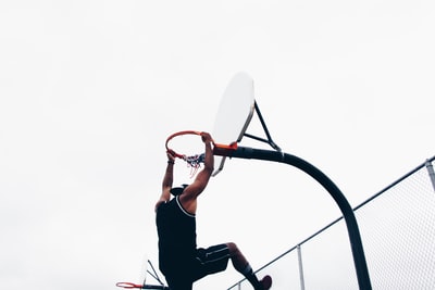 男子篮球跳跃扣篮特写镜头
